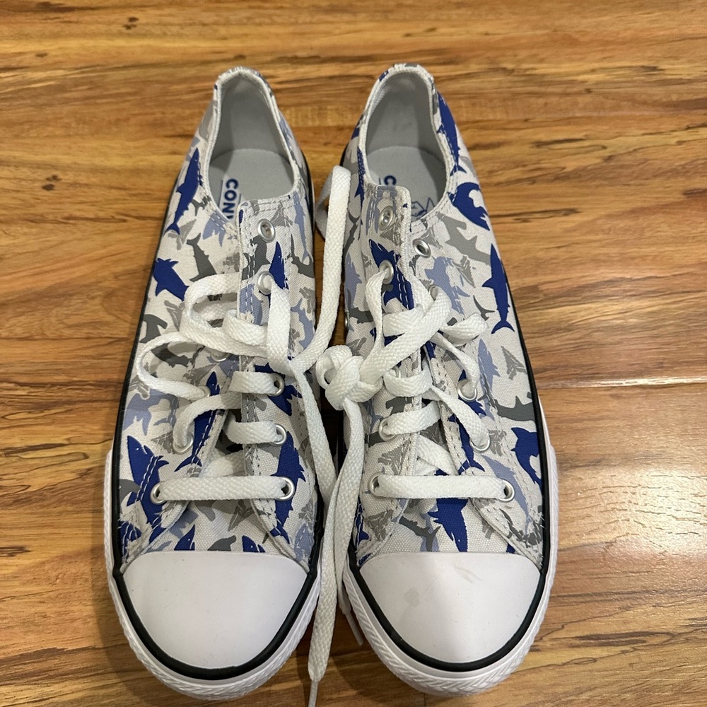 Converse kids shoes size 6, (fit a women’s 8)